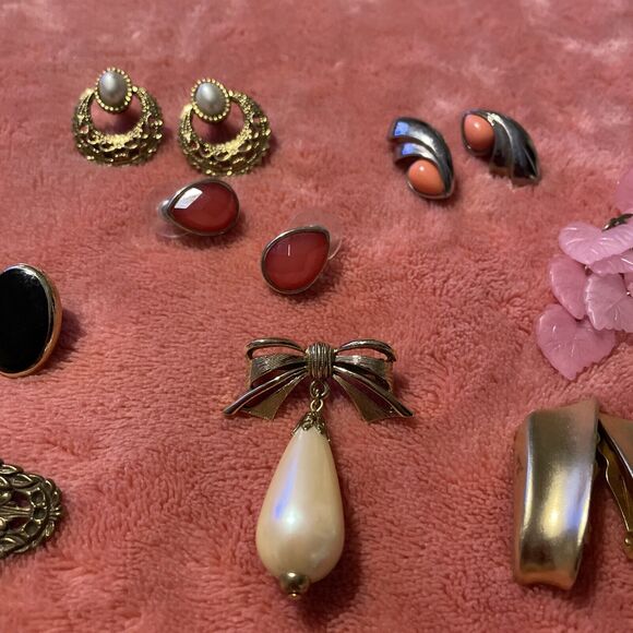 Vintage Estate Jewelry Lot Earrings Pairs Pin Pendants 33 Pcs - Picture 13 of 16
